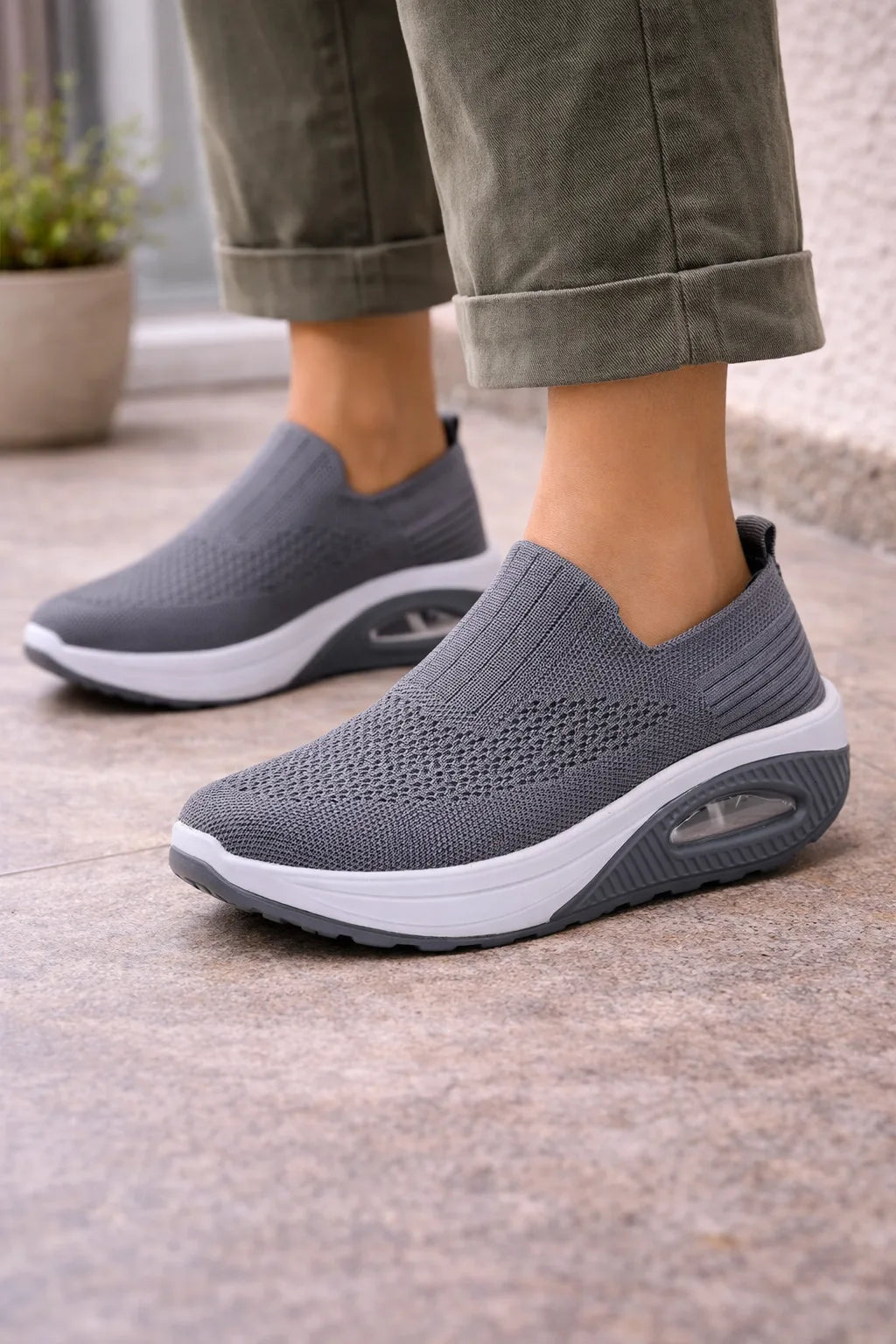 Slip-on sneakers with air cushion