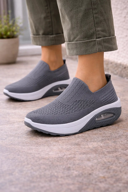 Slip-on sneakers with air cushion