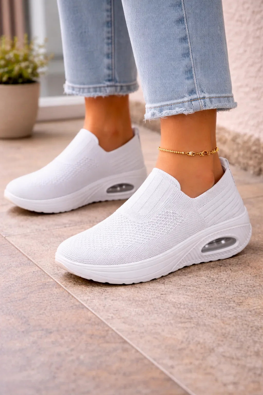 Slip-on sneakers with air cushion
