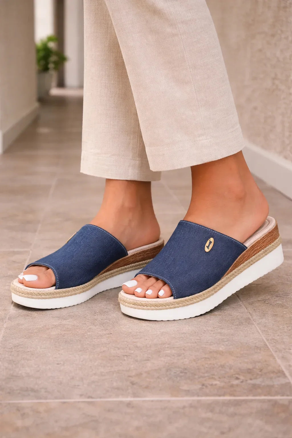 Platform sandals with open toe