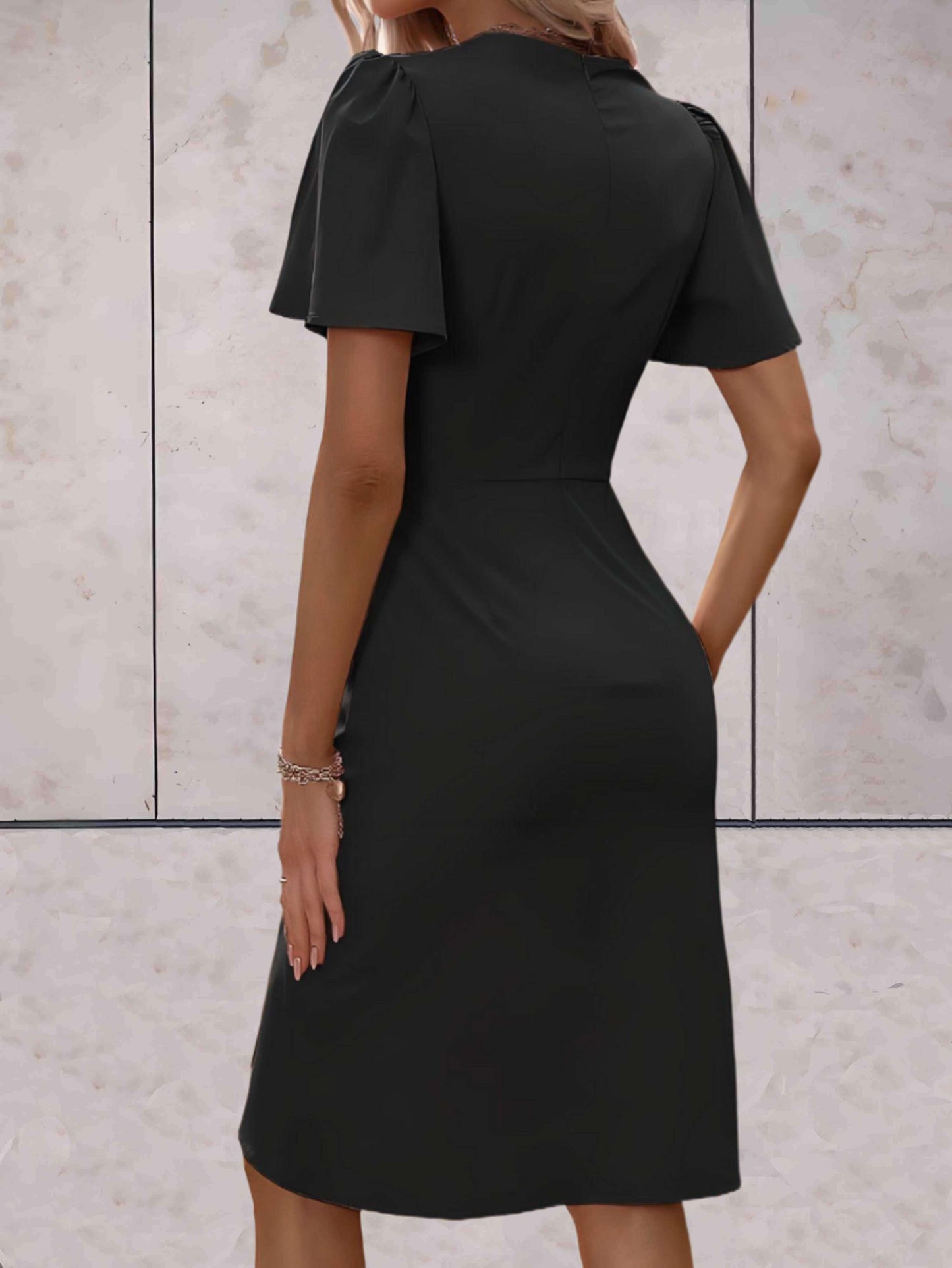 Sophie | Fitted dress with V-neck and wrap